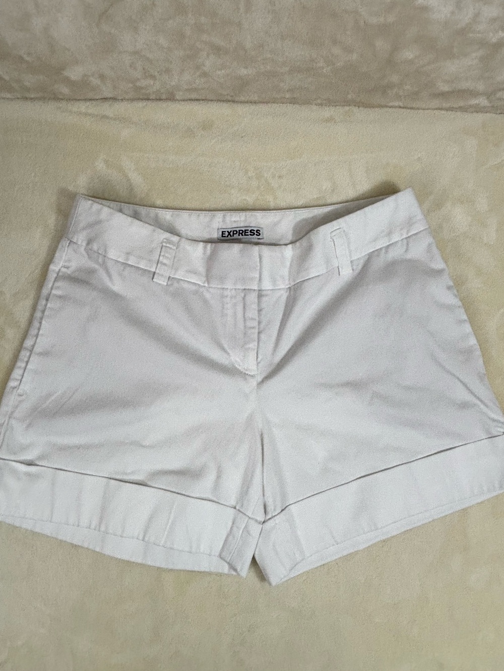 Express White Women's Tailored Cuffed Hem Cotton Shorts Size 00